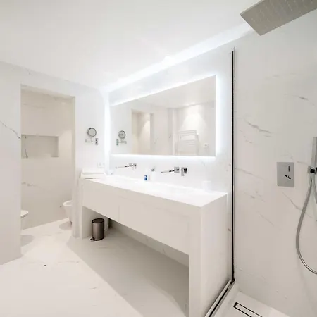 Charming Oasis With Terrace 4 Bd- 8p - *